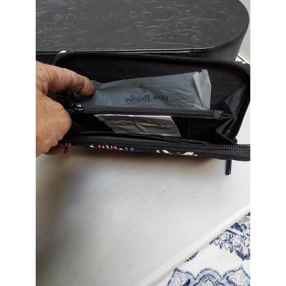 Vera Bradley Wallet Zip Around Paisley Black multi colored New - Picture 3 of 4